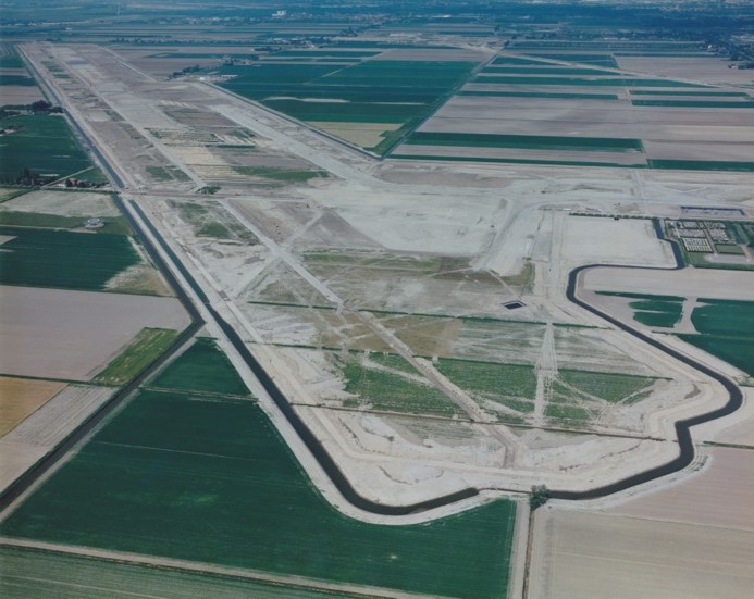 Het Bulderbos midden op de nieuwe landingsbaan (het groene plukje, links van het midden, op de witte 'streep')