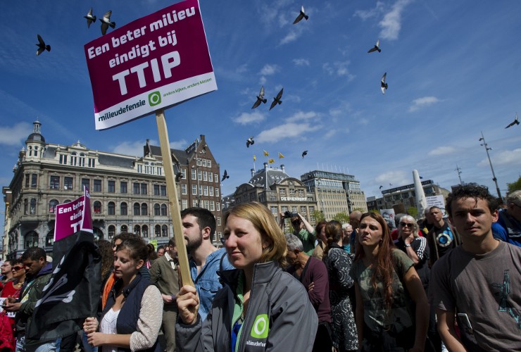 Demonstratie tegen TTIP op de Dam in Amsterdam op 23 mei. Beeld Marten van Dijl