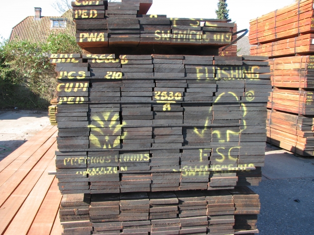 Fout hout bij Nederlandse houthandel. Beeld: Milieudefensie 