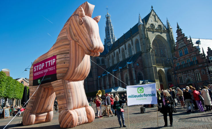 Haarlemmers protesteren met Milieudefensie tegen vrijhandelsverdrag TTIP, dat volgens hen een 'Trojaans Paard' is. FOTO MARTEN VAN DIJL / MILIEUDEFENSIE