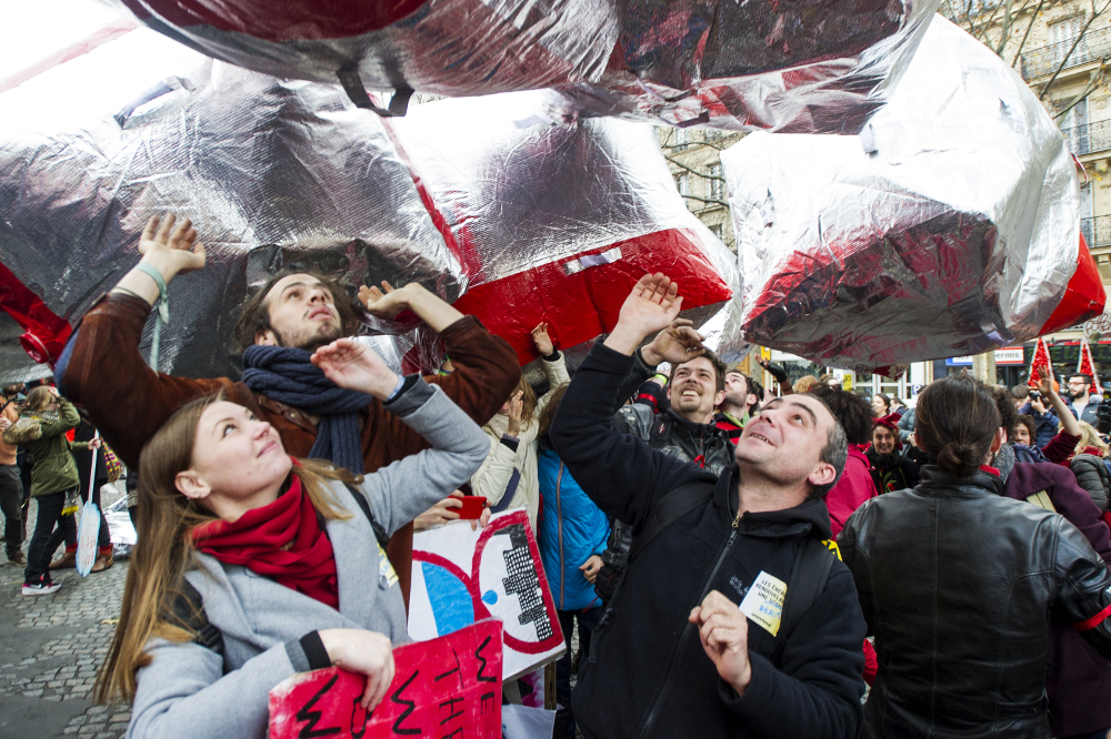 Op de laatste dag van COP21 doen duizenden mensen mee aan een demonstratie in Parijs waarmee ze oproepen klimaatverandering tegen te gaan. Twaalf bussen met Nederlandse activisten zijn met Milieudefensie naar Parijs gekomen, om tijdens het slotweekend van de Klimaattop deel te nemen aan activiteiten en te protesteren. FOTO MARTEN VAN DIJL / MILIEUDEFENSIE