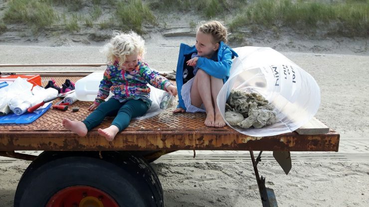 boskalis beach cleanup tour, afval rapen op het strand