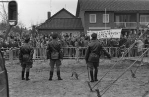 Bij een demonstratie tegen een stemming over ruilverkaveling in Tubbergen bewaakt de politie de tent waar de stemming plaatsvond. Beeld: Nationaal Archief.