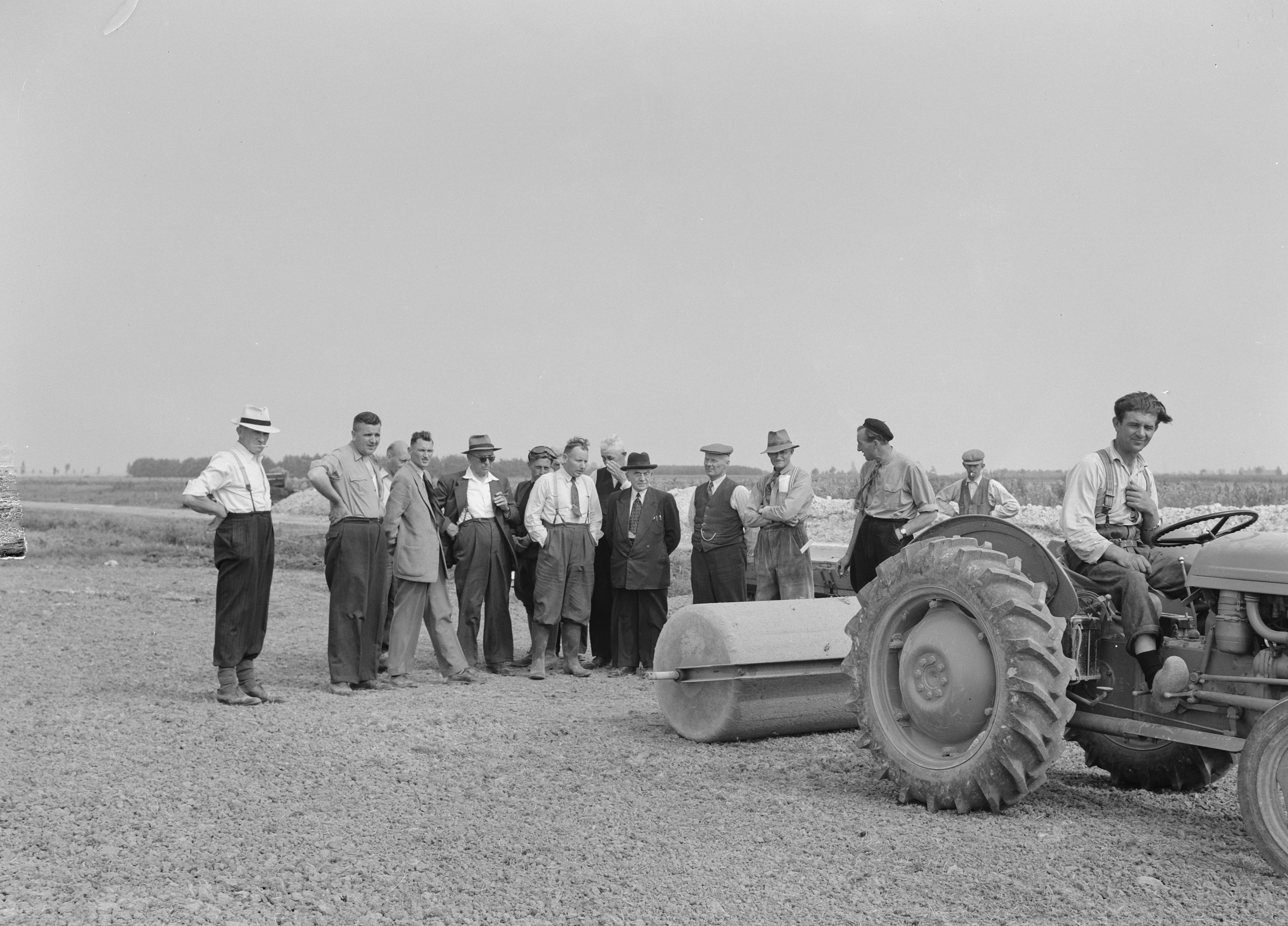 Ruilverkaveling: een ruilverkavelingscommissie kijkt naar een demonstratie van een landbouwmachine. Beeld: Nationaal Archief.