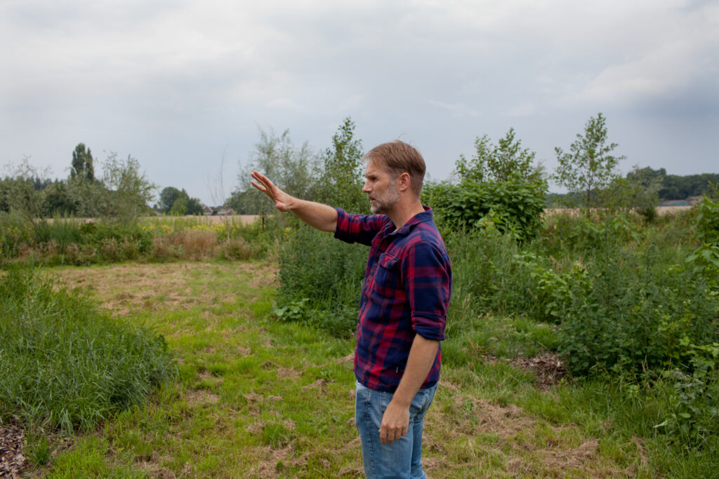 Voedselbostuinier Sander Bosman staat bij het voedselbol