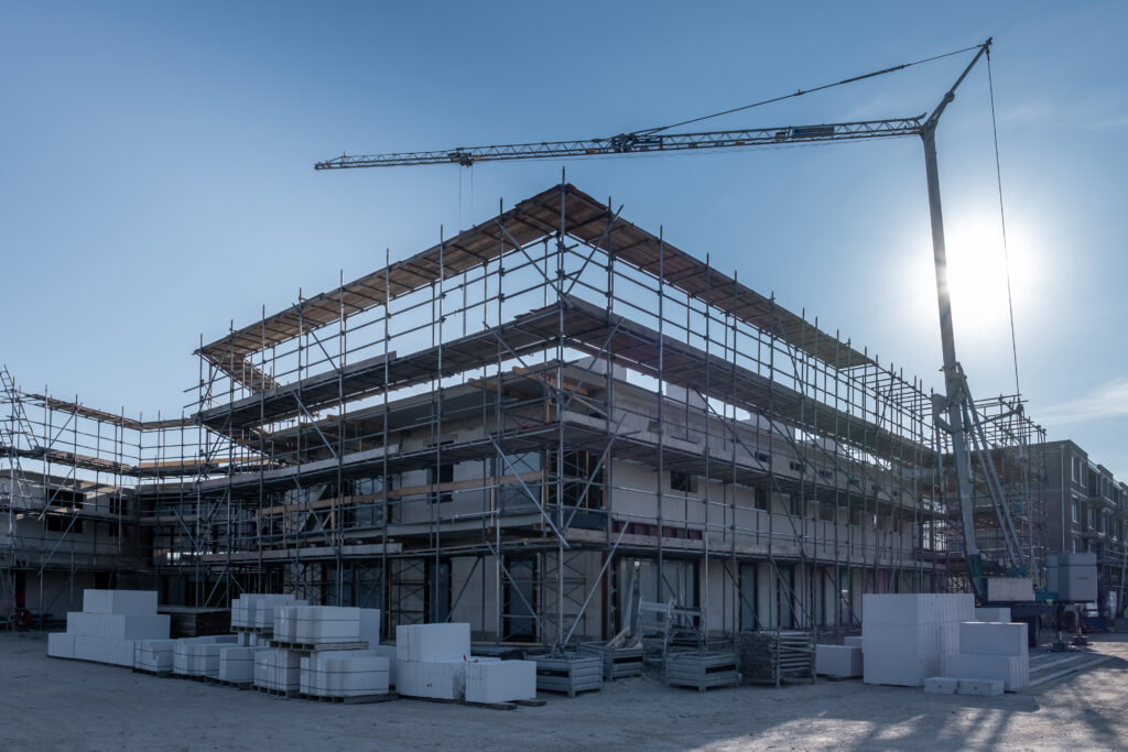 Nieuwbouwproject met steigers ervoor