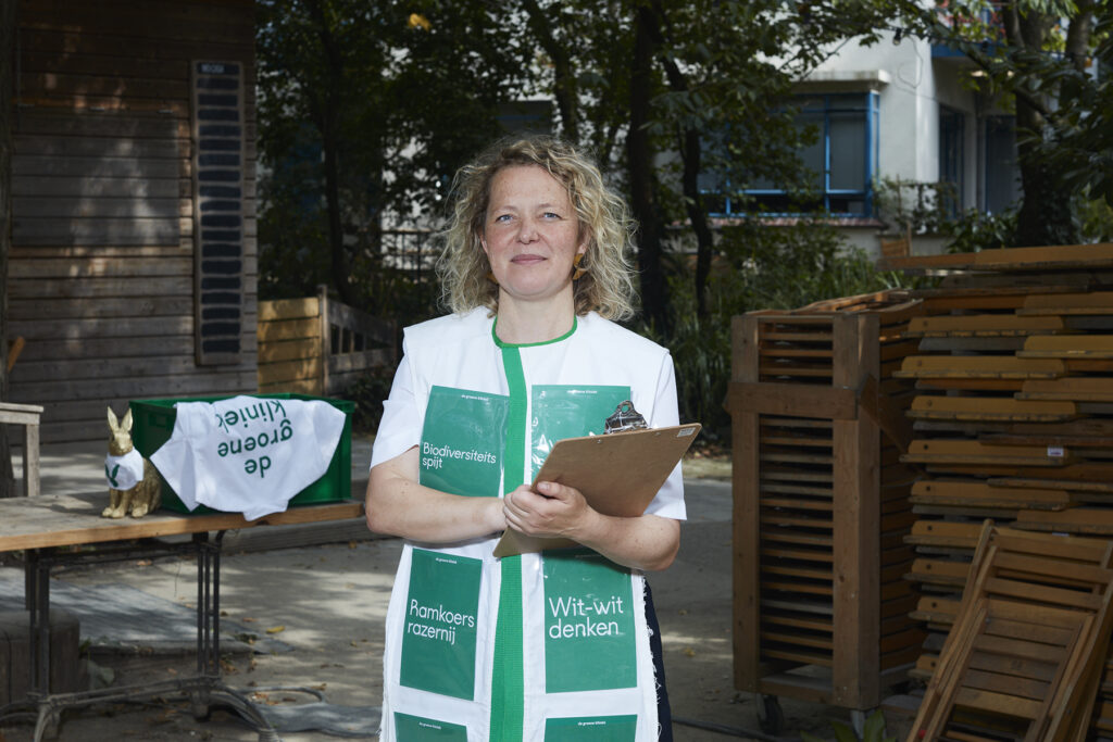 Marieke Nooren draagt een schort van de Groene Kliniek