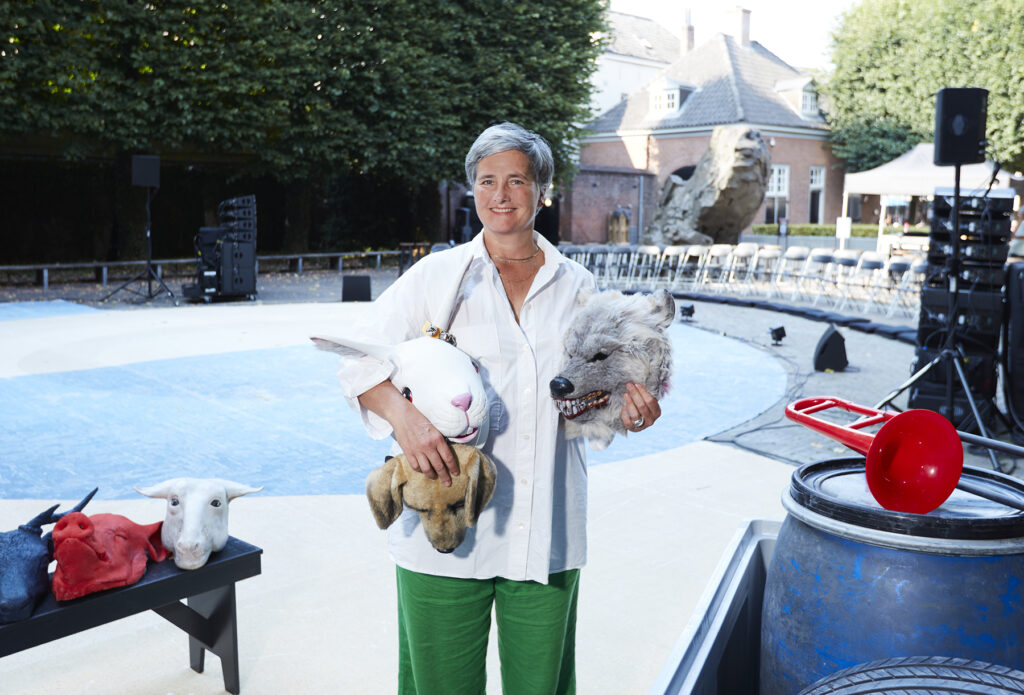 Nicole Beutler staat met theaterprops in haar handen