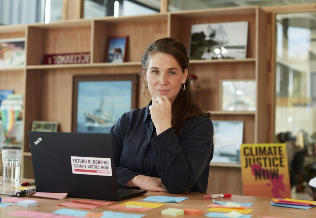 Eefje de Kroon zit achter een bureau