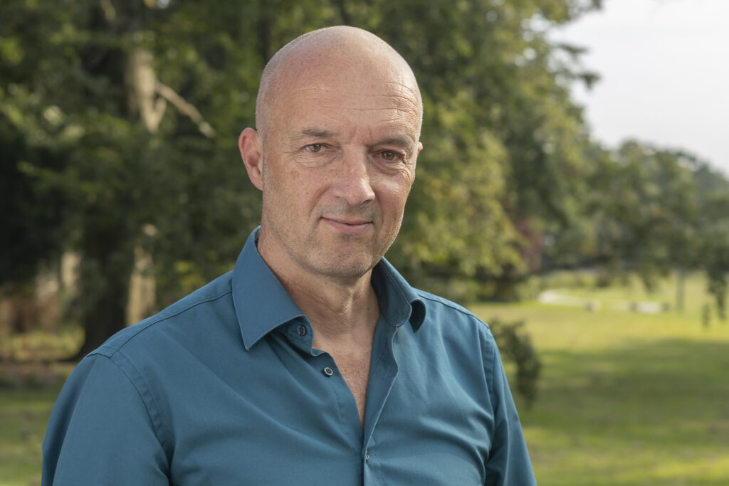 Klaas Kuitenbrouwer staat buiten en kijkt in de camera.