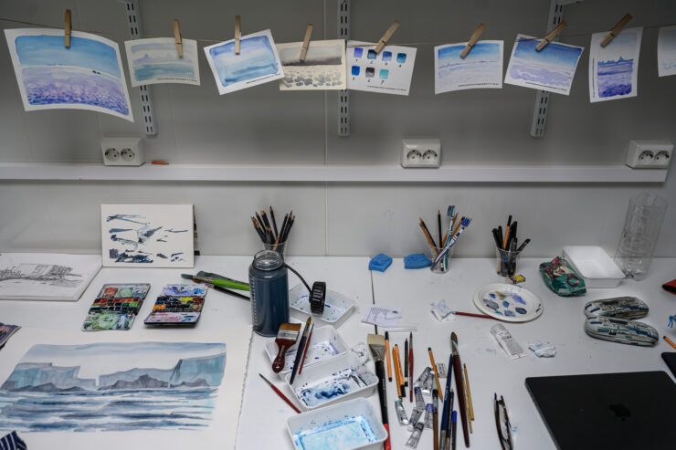 Werkkamer van Marit Tornqvist met aquarellen van smeltwater.