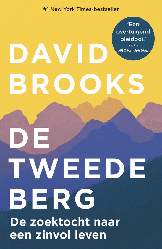 De cover van het boek 'De tweede berg' van David Brooks. De achtergrond is een gele lucht, met daarover paarse bergen, die steeds donker worden hoe dichterbij ze staan. Erover heen staan de auteur en titel geprint, en '#1 New York Times bestseller'.