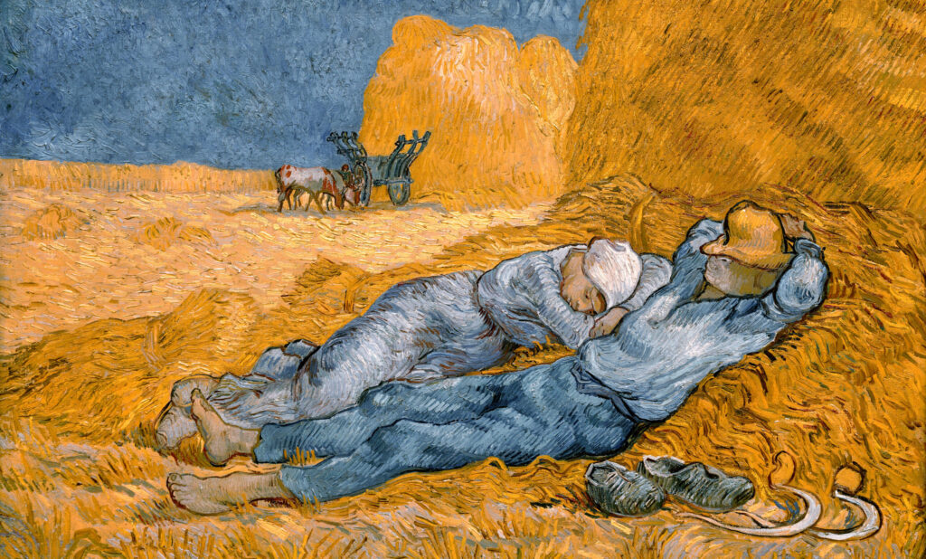 Een schilderij van Van Gogh. Twee arbeiders, een vrouw en een man, liggen een dutje te doen in een berg hooi. Voor hun liggen en paar klompen en twee sikkels. Op de achtergrond staan een koe en wagen.