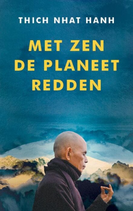 De cover van 'Met zen de planeet redden' van Thich Nhat Hanh. Een donker blauwe lucht met besneeuwde bergtoppen in de voorgrond. Thich Nhat Hanh loop tpeinzed voorbij. We zien alleen zijn bovenlichaam. Hij draagt een donkerblauwe jas en sjaal, heeft een kaal hoofd en maakt met zijn hand een 'mediatatie teken' waarbij de duim en wijsvinger een cirkel vormen.