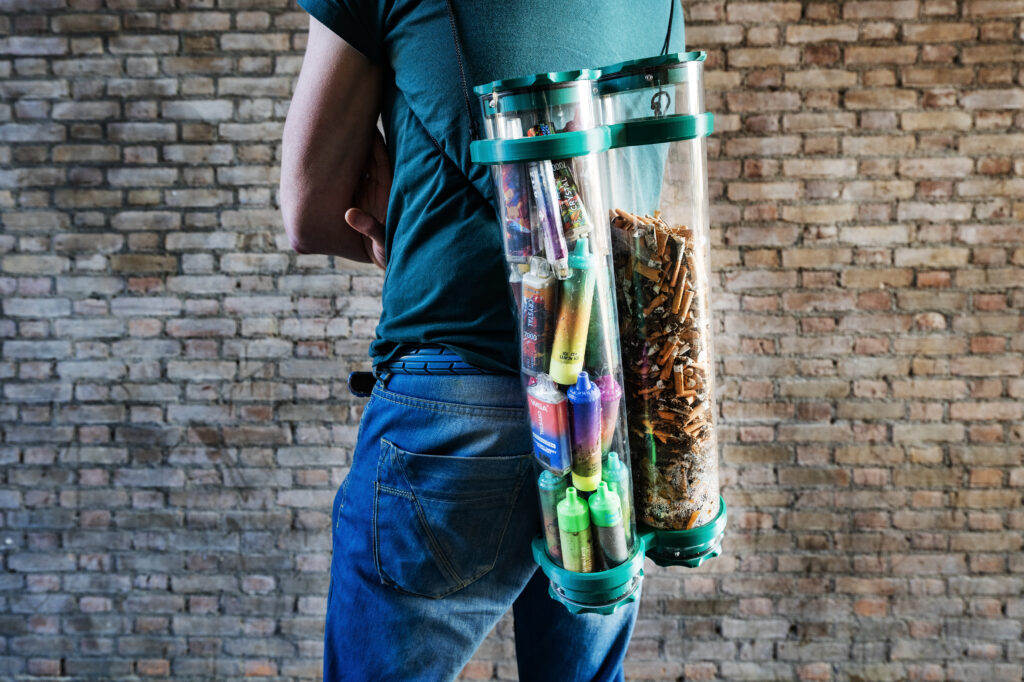 De 'jetpack' van de Plandel man. Een doorzichtige jetpack gevuld met peuken en vapes.