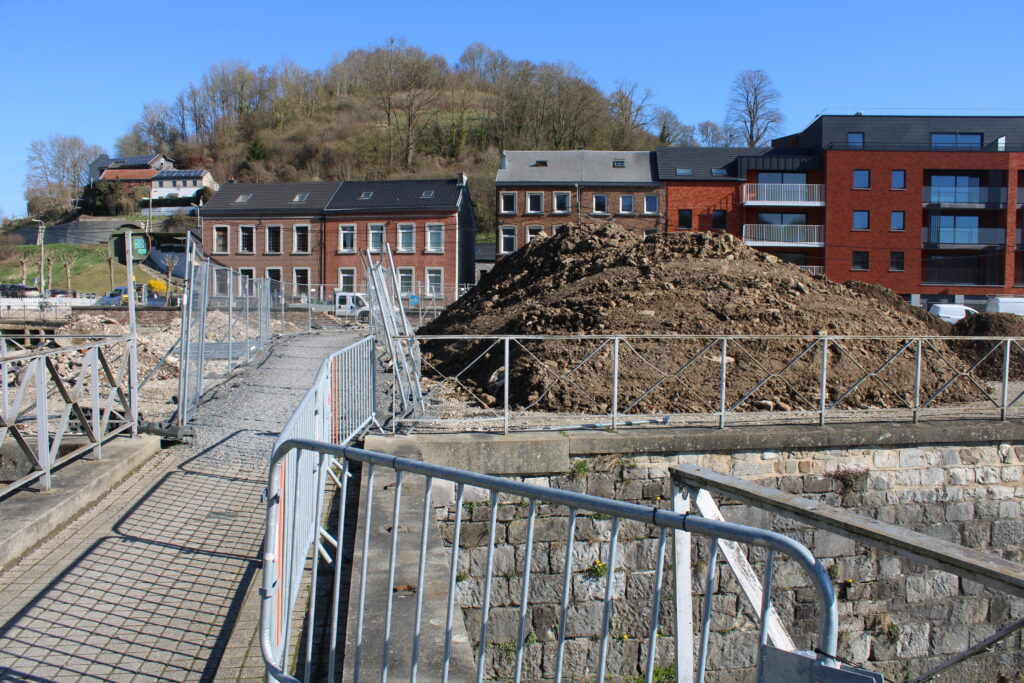 Veel bouwhekken en hopen zand midden in het dorp: de schade is nog steeds niet hersteld. 