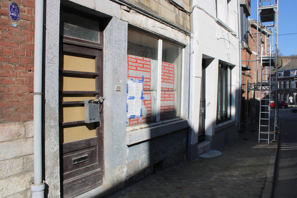 Een huis dat door de politie onbewoonbaar is verklaard. Ook hier zitten alle ramen dichtgetimmerd.