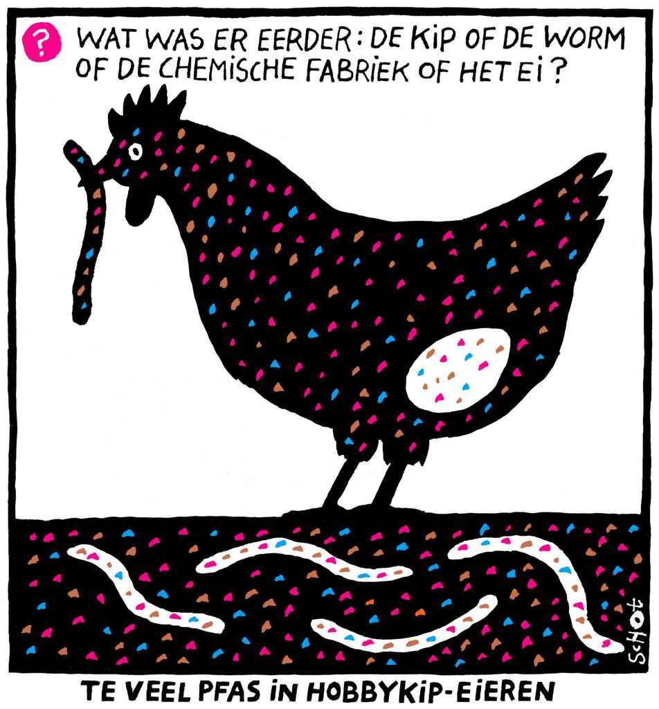 De cartoon van Schot. Een met PFAS gevulde kip eet een met PFAS gevulde worm en legt een met PFAS gevuld ei. Erboven staat: wat was er eerder: de kip of de worm of de chemische fabriek of het ei?
