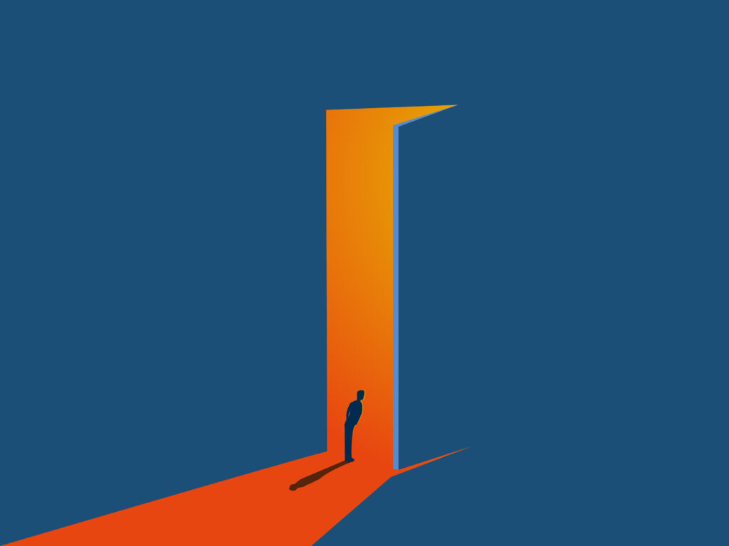 Een groot blauw vlak representeert een muur waarin de deur open staat. Vanuit de deur valt oranje licht. Een klein poppetje staat in de deuropening en kijkt naar binnen. 