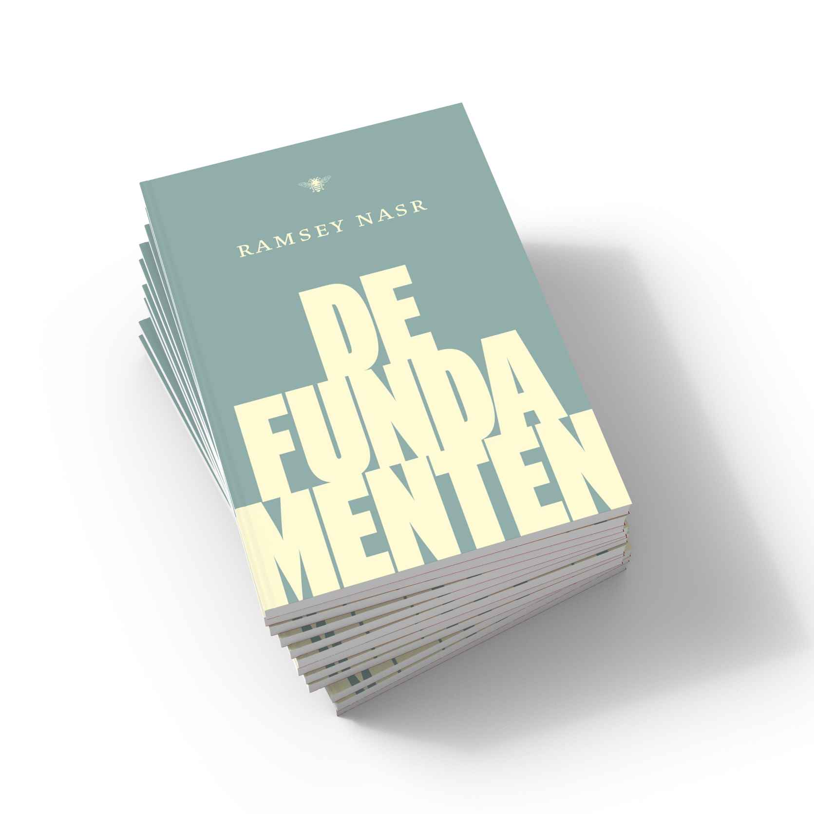 De omslag van het boek De fundamenten van Ramsey Nasr. Op een lichtblauwe achtergrond staat in witte koeienletters: DE FUNDAMENTEN.