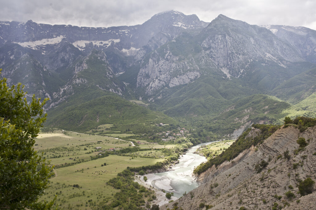 De rivier de Vjöse stroomt door een prachtig berglandschap, van boven gezien. 